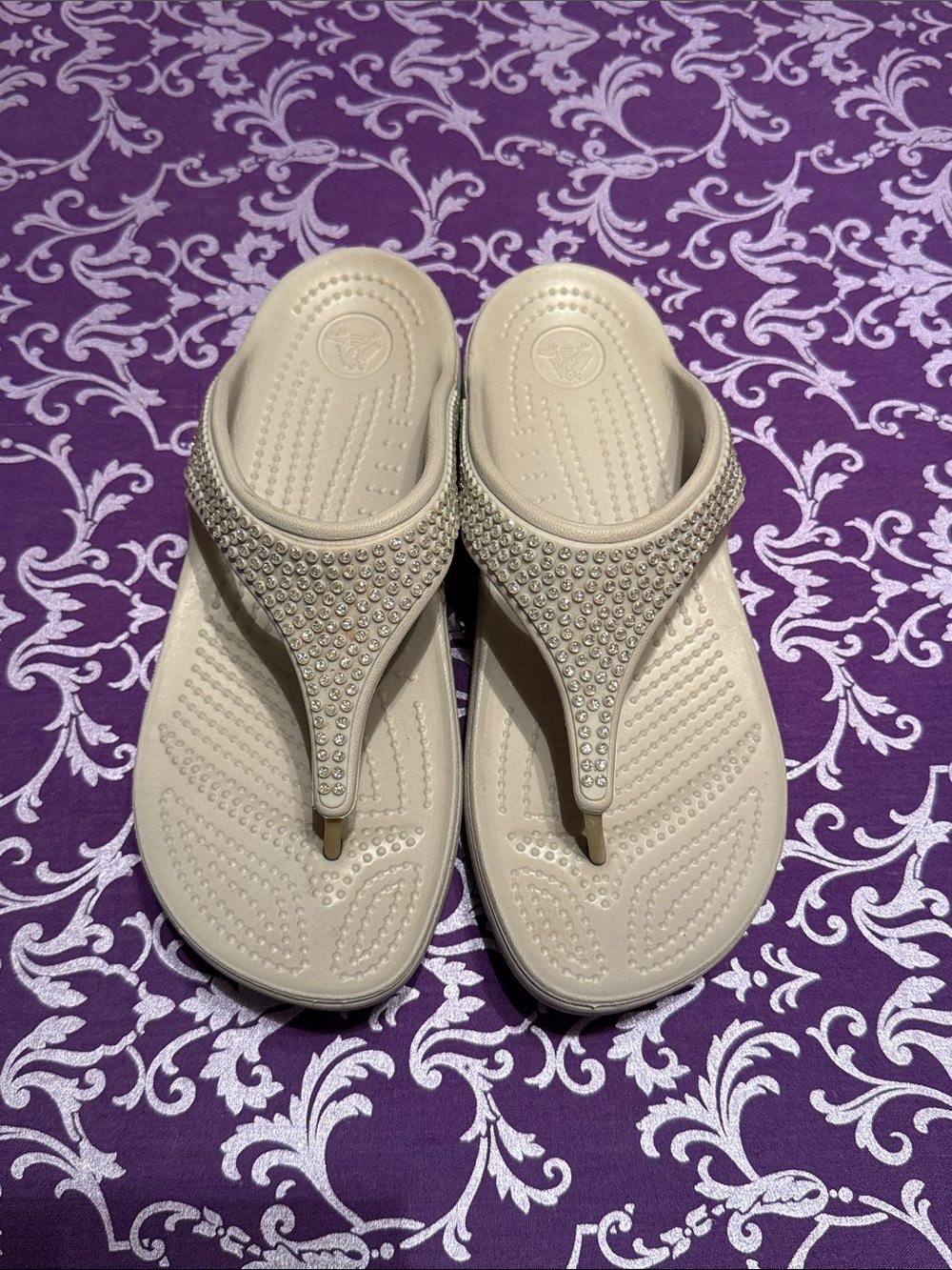 👠 CROCS Women's Light Beige Rhinestone T-Strap Sandals
